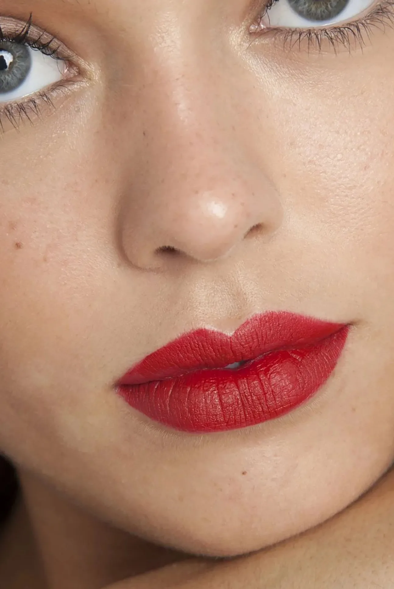 Maak Kennis Met Matte Hughes In Loyal Deep Red
