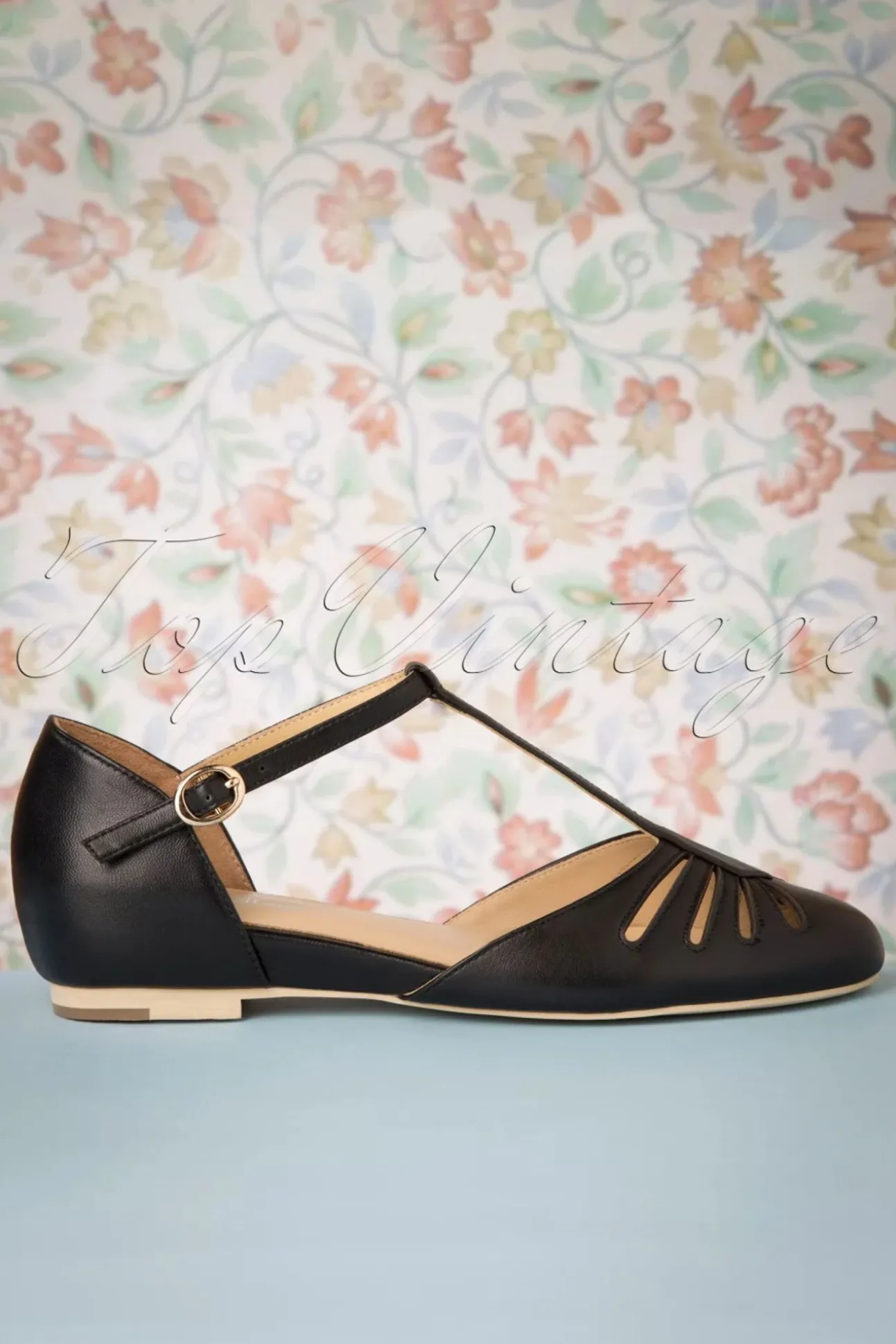 Singapore T-Strap Flats In Zwart