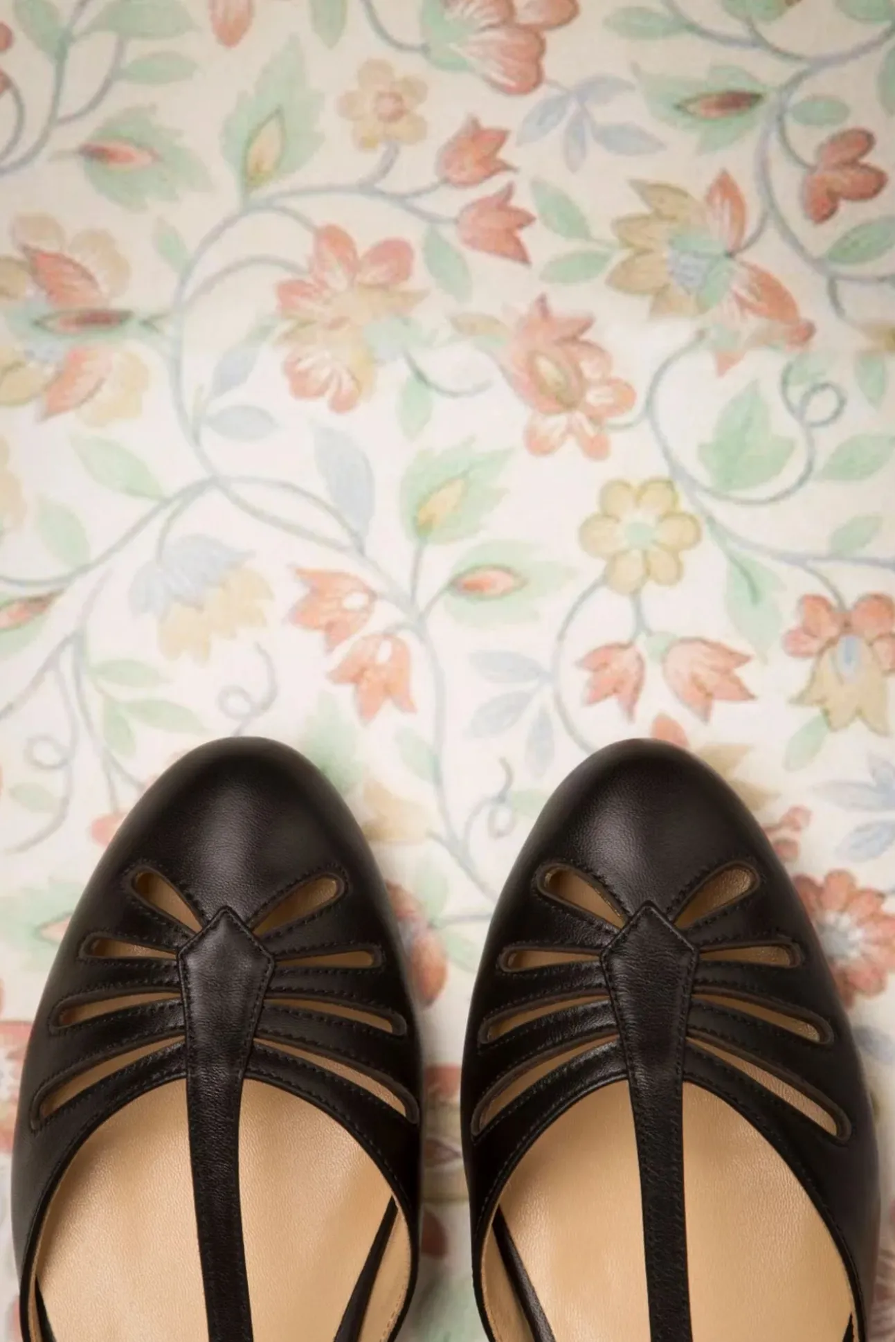Singapore T-Strap Flats In Zwart